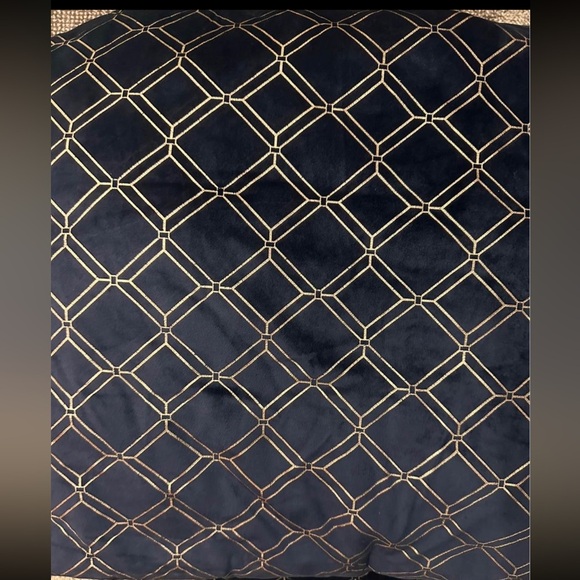 Queen comforter - Picture 2 of 7